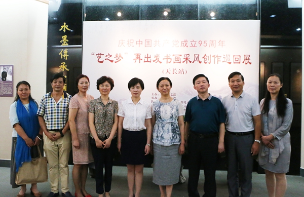 天长市委常委、组织部长王莹参观“艺之梦”巡回展