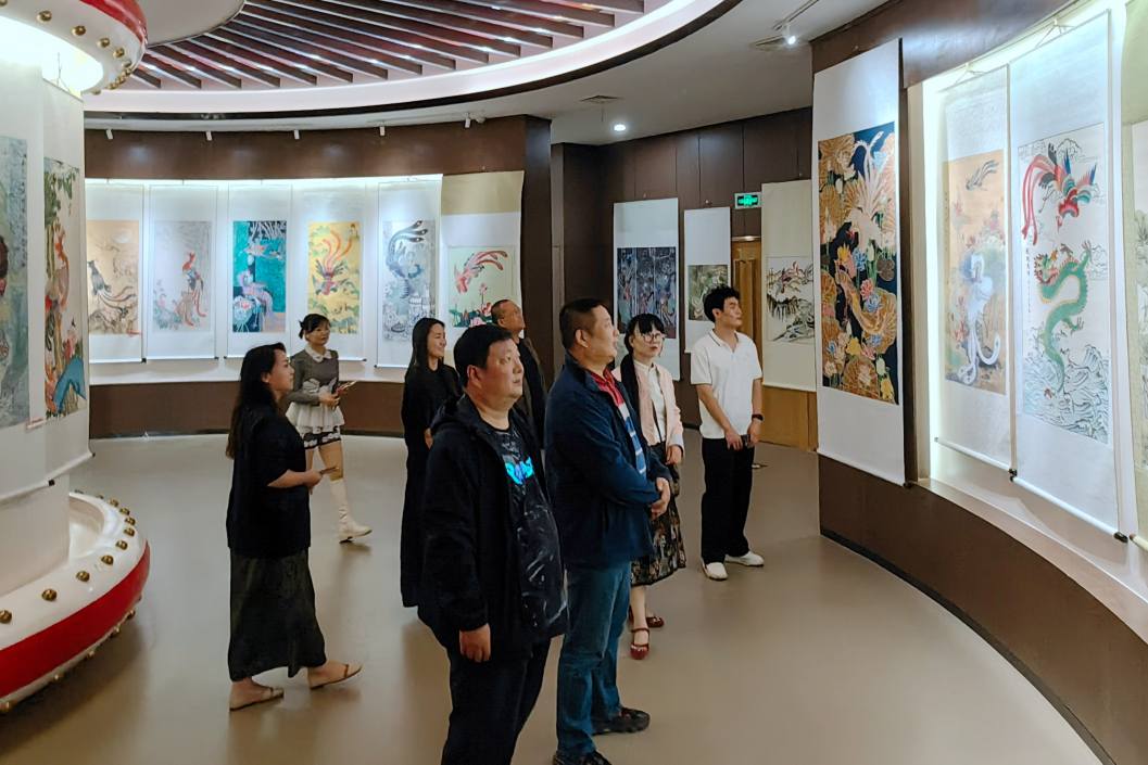 参观画展.jpg